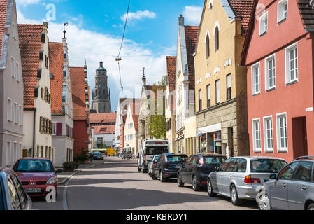 Löpsingerstraße, im Hintergrund St. Georgskirche, Kirchturm Daniel, Nördlingen, Schwaben, Bayern, Deutschland Stockfoto