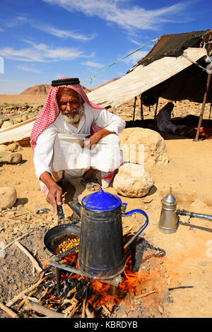 Bedouin Kaffee Vorbereitung mit pan-gerösteten Bohnen und Kardamom, Jordanien Stockfoto