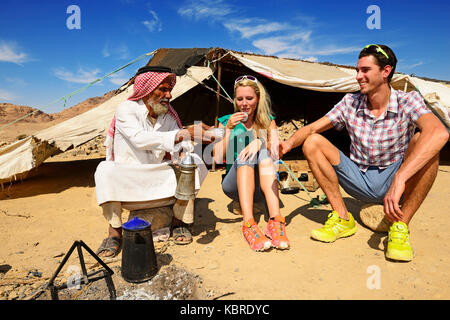 Bedouin Kaffee Vorbereitung mit pan-gerösteten Bohnen und Kardamom, Jordanien Stockfoto