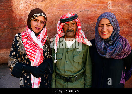 Beduinen Pose an farbenfrohen Felsformationen in Petra, Wadi Musa, Jordanien Stockfoto