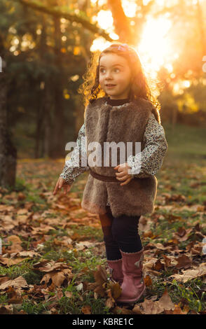 Porträt einer wunderschönen hübsches Mädchen im Freien geniessen Sie den Herbst Stockfoto