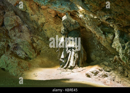 Knaresborough-England August - 2017 Statue von Mother Shipton Höhle ist Englands älteste Sehenswürdigkeit, geöffnet seit 1630 gewesen. Editorial pho Stockfoto