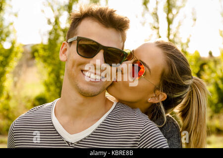 Portrait von ein glückliches junges Paar umarmte Stockfoto