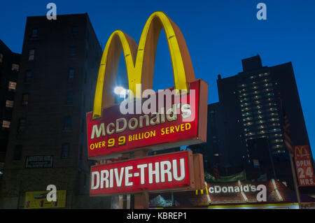 New York City - 28 Juni 2008: Mcdonald's Restaurant an der 125. Straße in Harlem, Manhattan. Über 99 Milliarden serviert. Stockfoto