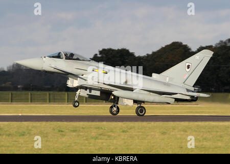RAF Typhoon FGR 4 bis 11 Squadron an RAF Coningsby heraus rollen auf der Landebahn nach der Landung bei einer routinemäßigen Schulung Flug zugewiesen. Stockfoto