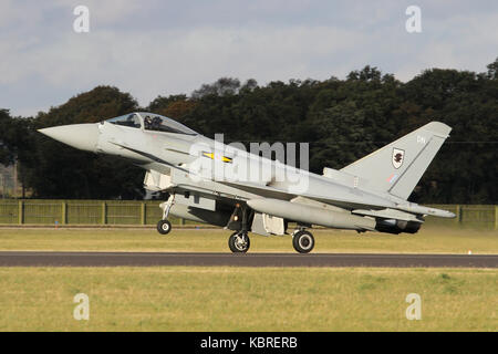 RAF Typhoon FGR 4 bis 11 Squadron an RAF Coningsby heraus rollen auf der Landebahn nach der Landung bei einer routinemäßigen Schulung Flug zugewiesen. Stockfoto