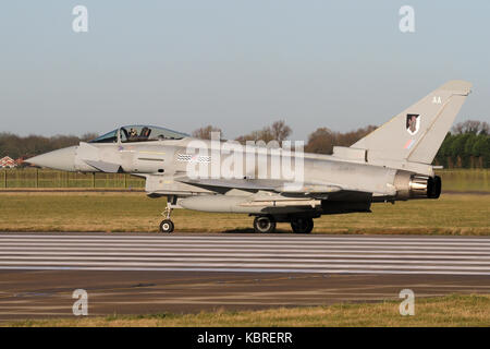 Eurofighter Typhoon FGR 4 aus der RAF Studien- und Auswerteeinheit, 17 Geschwader über Abzuweichen RAF Coningsby. Stockfoto