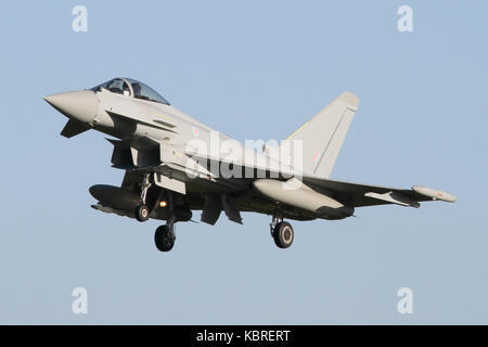 RAF Eurofighter Typhoon Landung auf Piste 25 an RAF Coningsby aus einem klaren blauen Himmel. Stockfoto