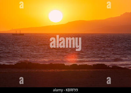 Sonnenuntergang am Strand von Tarifa. Tarifa, Andalusien, Spanien. Stockfoto