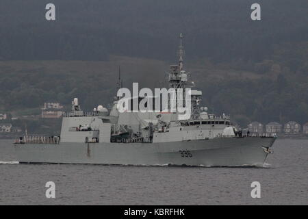 HMCS Montreal (FFH-336), eine von der Royal Canadian Navy betriebene Fregatte der Halifax-Klasse (City-Klasse), die zur Übung Joint Warrior 17 eintrifft. Stockfoto