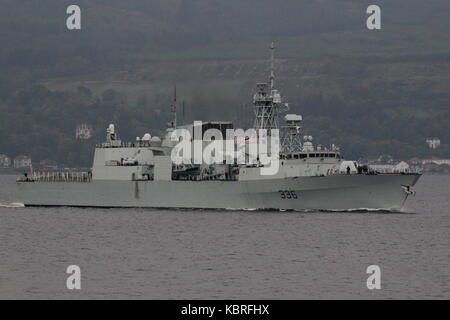 HMCS Montreal (FFH-336), eine von der Royal Canadian Navy betriebene Fregatte der Halifax-Klasse (City-Klasse), die zur Übung Joint Warrior 17 eintrifft. Stockfoto