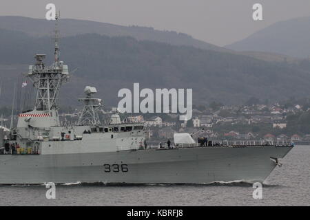 HMCS Montreal (FFH-336), eine von der Royal Canadian Navy betriebene Fregatte der Halifax-Klasse (City-Klasse), die zur Übung Joint Warrior 17 eintrifft. Stockfoto