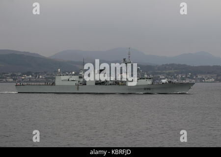 HMCS Montreal (FFH-336), eine von der Royal Canadian Navy betriebene Fregatte der Halifax-Klasse (City-Klasse), die zur Übung Joint Warrior 17 eintrifft. Stockfoto