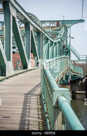 Historische Scherzer Rollen heben Klappbrücke über den Des Plaines River. Stockfoto