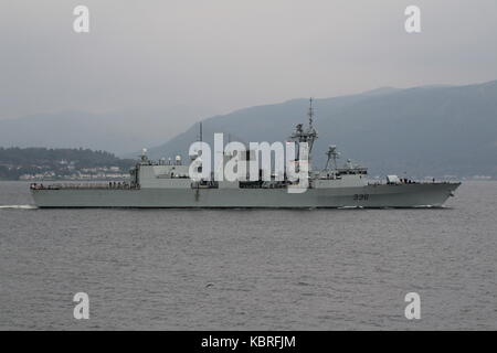 HMCS Montreal (FFH-336), eine von der Royal Canadian Navy betriebene Fregatte der Halifax-Klasse (City-Klasse), die zur Übung Joint Warrior 17 eintrifft. Stockfoto