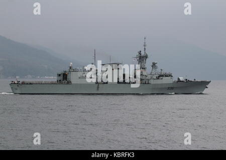 HMCS Montreal (FFH-336), eine von der Royal Canadian Navy betriebene Fregatte der Halifax-Klasse (City-Klasse), die zur Übung Joint Warrior 17 eintrifft. Stockfoto