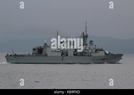 HMCS Montreal (FFH-336), eine von der Royal Canadian Navy betriebene Fregatte der Halifax-Klasse (City-Klasse), die zur Übung Joint Warrior 17 eintrifft. Stockfoto