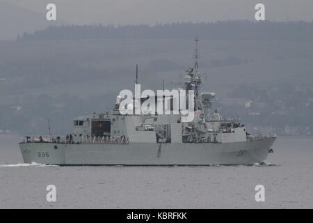 HMCS Montreal (FFH-336), eine von der Royal Canadian Navy betriebene Fregatte der Halifax-Klasse (City-Klasse), die zur Übung Joint Warrior 17 eintrifft. Stockfoto