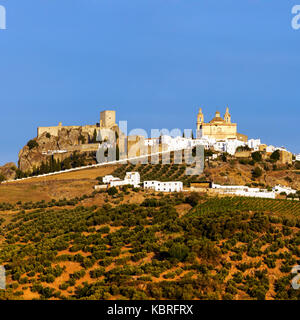 Olvera Schloss und Pfarrkirche Unserer Lieben Frau von der Menschwerdung. Olvera, Andalusien, Spanien. Stockfoto