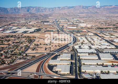 Luftaufnahme von Entwicklung in Western Las Vegas mit Berge am Horizont. Stockfoto