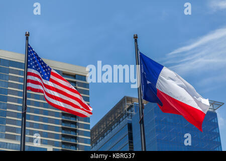 Amerikanische und Texas Flagge auf der Pole Stockfoto