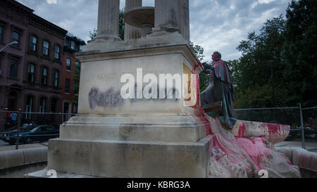 Rassistische Hymne unkenntlich Spray auf Francis Scott Key Statue in Baltimore City, die vor kurzem drei Denkmäler zu Ehren Konföderierten Zahlen entfernt, lackiert Stockfoto