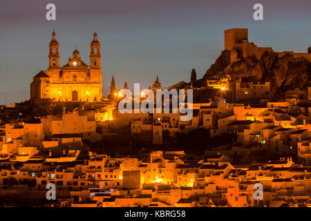 Olvera Schloss und Pfarrkirche Unserer Lieben Frau von der Menschwerdung. Olvera, Andalusien, Spanien. Stockfoto