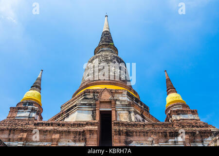 Das Stupa, oder chedi, auf nationaler historischer Ort, Wat Yai Chai Mongkol in Löwen, Thailand, gegen blauen Himmel gesehen Stockfoto