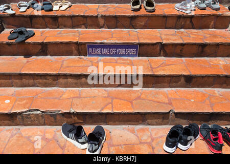 Löwen, Thailand - 14. September 2017 - Die Schuhe Wegweiser auf der Treppe vor dem Eingang zu einem berühmten Tempel, Wat Yai Chai Mongkol, Stockfoto