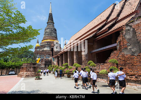 Löwen, Thailand - 14. September 2017 - Lokale thailändische Schüler besuchen Sie eine berühmte Tempel, Wat Yai Chai Mongkol, in Löwen, Thailand auf ihre Schule Stockfoto