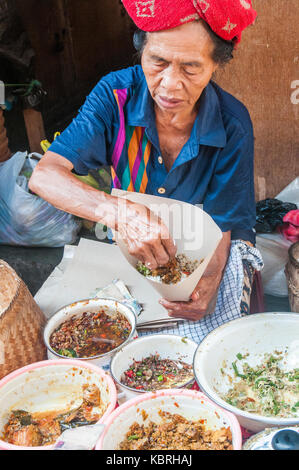 Frau bereitet Speisen zum Mitnehmen der lokalen Lebensmittel in Bali, Indonesien Stockfoto