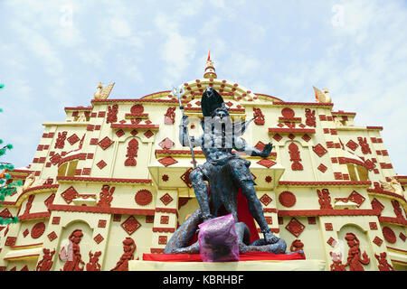 Das Idol von Lord Shiva und Durga Puja Pandal Stockfoto