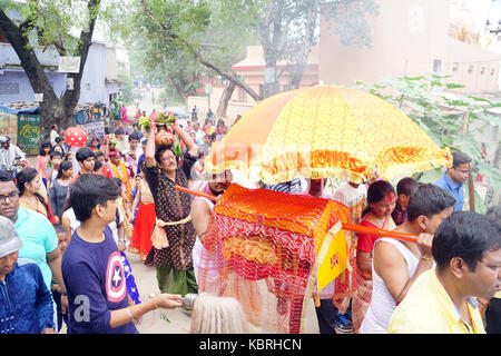 Die Devotees, auf Weise für navratri Kalash visarjan anlässlich der Durga Puja. Stockfoto