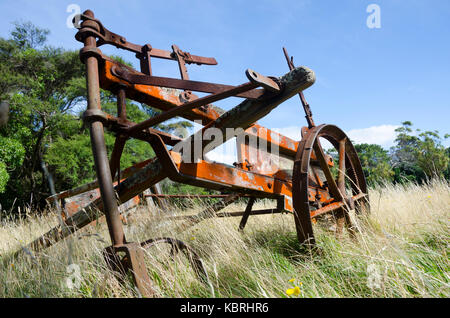 Alte, landwirtschaftliche Maschinen im Feld, Western Lake, Wairarapa, North Island, Neuseeland Stockfoto