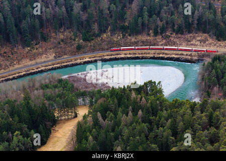 Der rote Zug fährt entlang des Rheins, die im Laufe der Jahrhunderte eine tiefe Schlucht gegraben hat. Rhein Schlucht (ruinaulta), Flims, Landquart, Graubünden, Swi Stockfoto