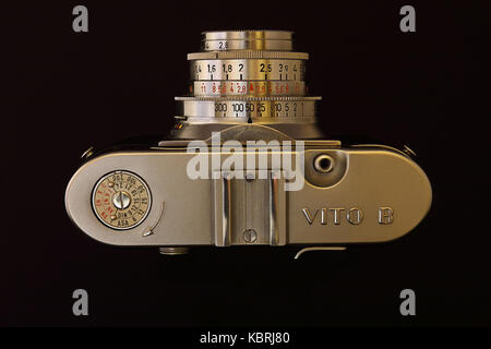 VOIGTLANDER VITO B Kamera von oben auf schwarzem Hintergrund Stockfoto