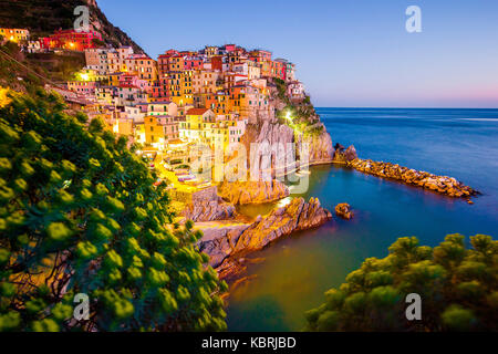 Blaue Stunde in Manarona, Nationalpark Cinque Terre, Ligurien, Italien Stockfoto