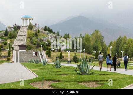 Almaty, Kasachstan, 23. September 2017: Blick auf das Denkmal mit Treppen und Berge bei Sonnenaufgang Himmel Hintergrund in dendra Park der erste Präsident nu Stockfoto