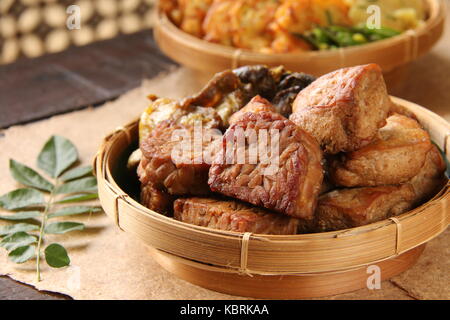 Tahu und Tempe bacem. javanischen Soja - geschmorte beancurd und tempeh. Stockfoto