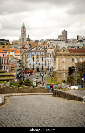 PORTO, PORTUGAL - 21 April 2012, Blick Richtung Zentrum von Porto mit Sao Bento Bahnhof und Rathaus in der Avenida dos Aliados. Porto ist eines der besten touristischen Stockfoto