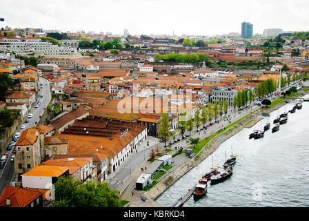 Porto, Portugal - 21 April 2012, Blick Richtung Weinkeller von Porto Wein Portwein ist eine portugiesische Wein ausschließlich in den Verdrießlichen produziert Stockfoto