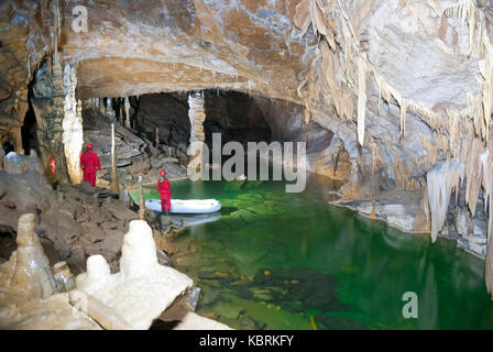 Besucher in der Höhle zu undergoung See Stockfoto