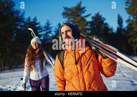 Skifahrer im Wald Stockfoto