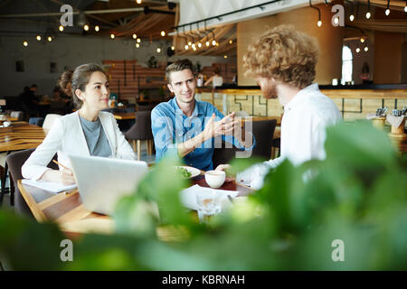 Beratung im Cafe Stockfoto