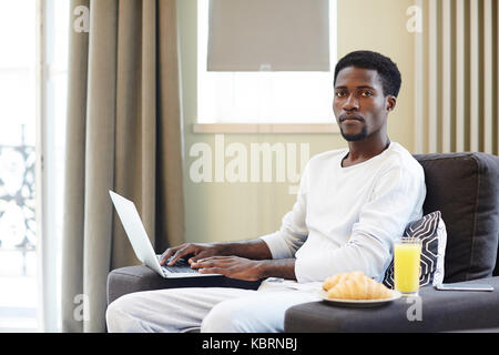African American Freiberufler von zu Hause aus arbeiten Stockfoto