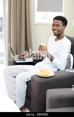 Portrait von fröhlichen Freiberufler Stockfoto