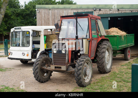 Bauernhof Traktor und Anhänger Stockfoto