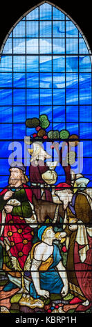 Der gute Samariter durch gotische Erweckungsbewegung Zahlen mit einem dramatischen 20. Jahrhundert Hintergrund dar, Hexham Abbey, Vereinigtes Königreich Stockfoto