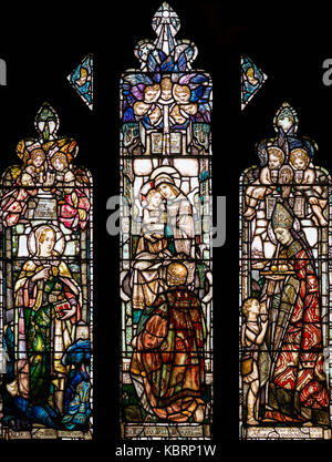 Ein Soft Focus Strachan Fenster Darstellung der Heiligen Margarete und Nicholas und den Besuch der Heiligen Drei Könige, Osten Rounton Kirche, Großbritannien Stockfoto