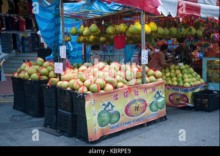 29.09.2017, Singapur, Republik Singapur, Asien - Stall verkaufen Pomelos in Singapur Chinatown. Stockfoto